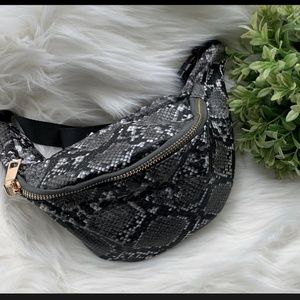 Black and gray snake skin Fanny pack